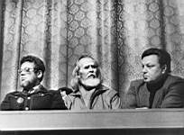 В президиуме (слева направо): Феликс Дымов (Ленинград), Олесь Бердник (Киев), Владимир Щербаков (Москва)