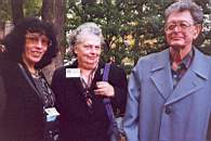 (слева направо): Далия Трускиновская (Рига), Карен Андерсон (США), Пол Андерсон (США). 25.09.99., в сквере ДК им. Крупской
