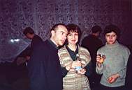 17.02.01. Фуршет (слева направо): Юрий Семецкий (Москва), ?, Соня Лукьяненко (Москва)
