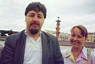 (слева направо): Александр Ройфе (Москва), Августа Ройфе (Москва) на фоне ростральной колонны.