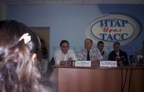 Пресс-конференция (слева направо): Борис Долинго (Екатеринбург), Александр Бисеров (Екатеринбург), ? (Екатеринбург), Роберт Шекли (США)