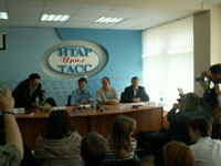 (слева направо): Борис Долинго (Екатеринбург), переводчик (Екатеринбург), Алан дин Фостер (США), ? (Екатеринбург)