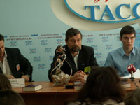 (слева направо): Борис Долинго (Екатеринбург), Александр Громов (Москва), переводчик (Екатеринбург)